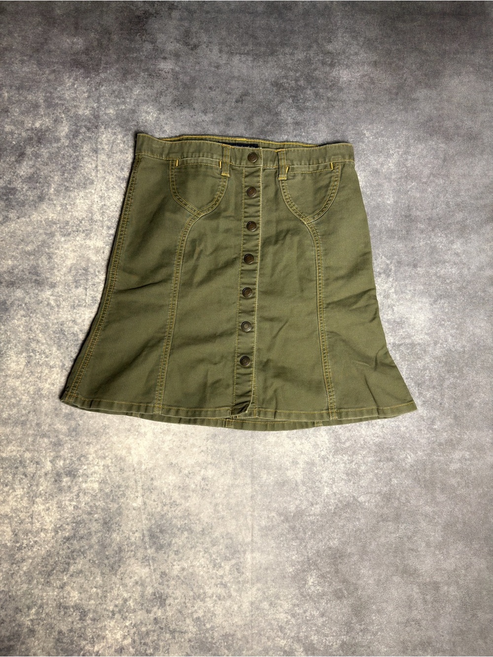 Abercrombie & Fitch Olive Green Button Front Skirt
Size 2